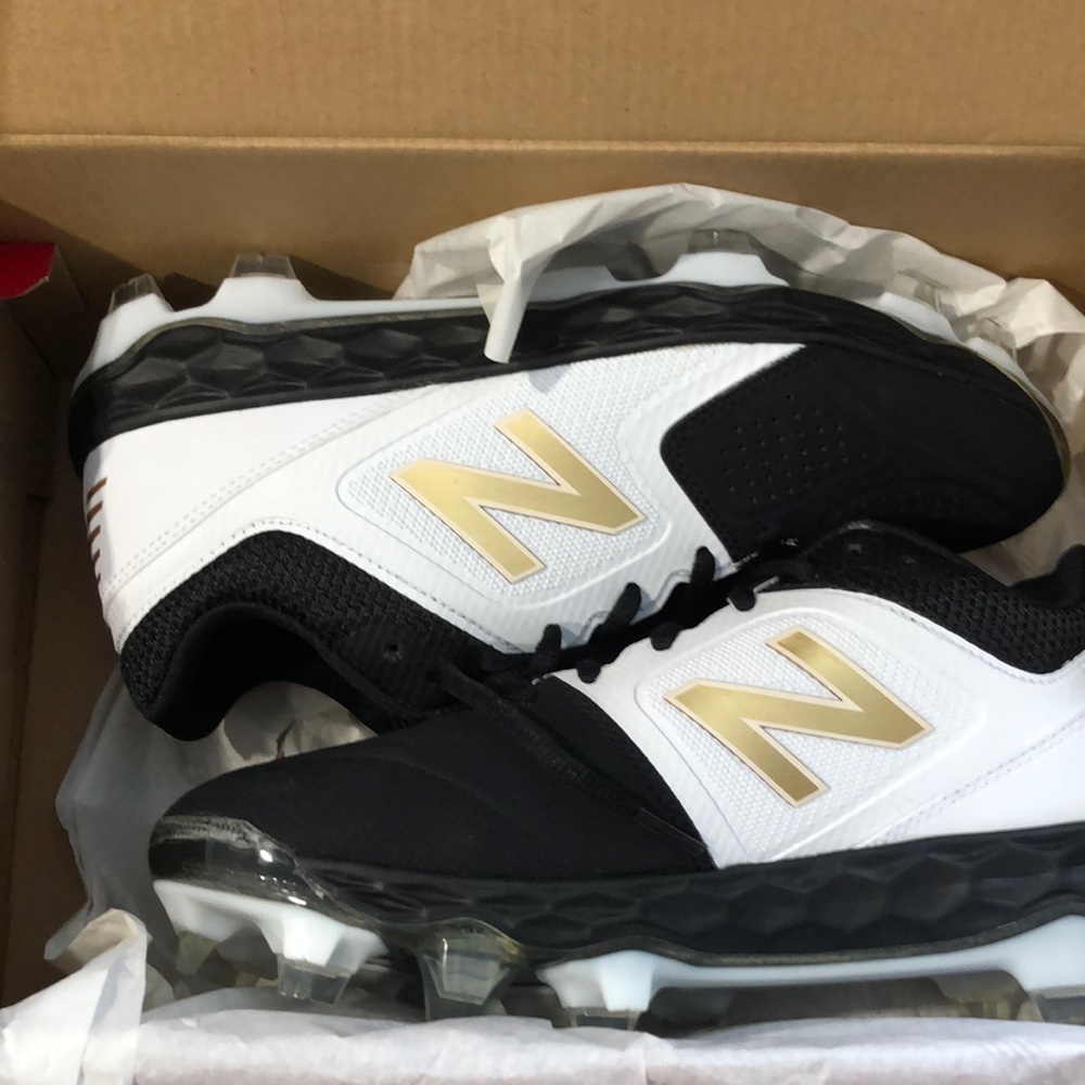 NIB - New Balance Molded Softball Cleats